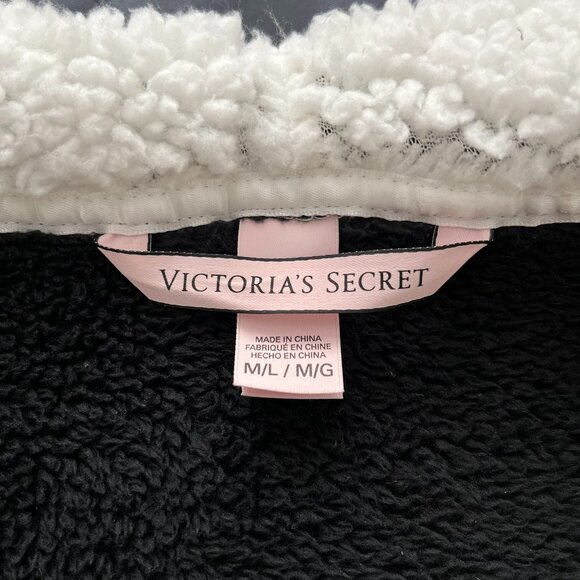 Victoria's Secret robe - Picture 2 of 8